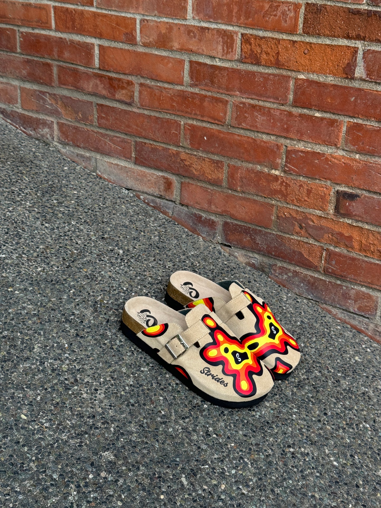 Strides "Lava" Premium Clogs in Beige